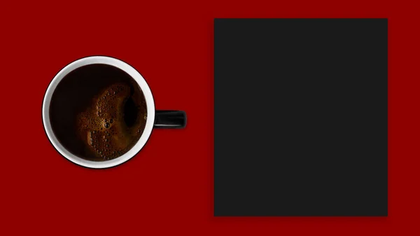 Hoja Negra Blanco Sobre Fondo Rojo Taza Negra Con Café —  Fotos de Stock
