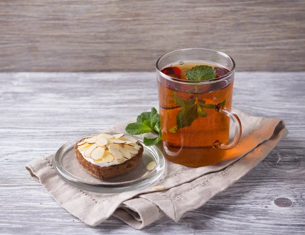 Nane çay ve kek krem ve badem yaprakları ile