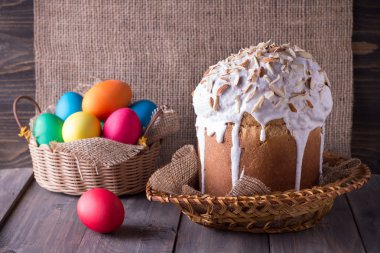 Paskalya yumurtaları ile geleneksel Paskalya kek