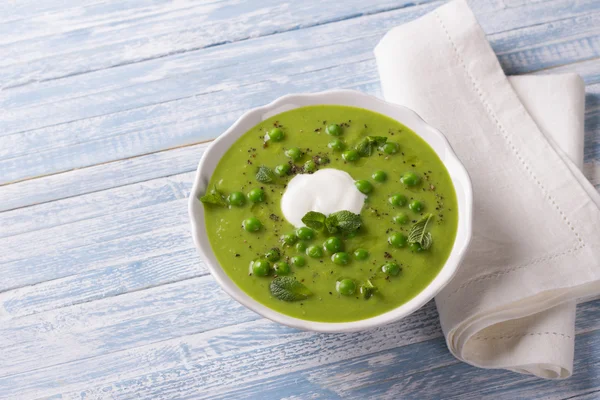 Soupe de petits pois verts en purée — Photo