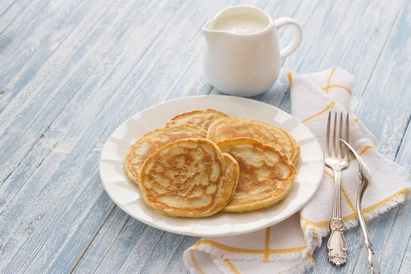 Versgebakken pannenkoeken met zure room — Stockfoto