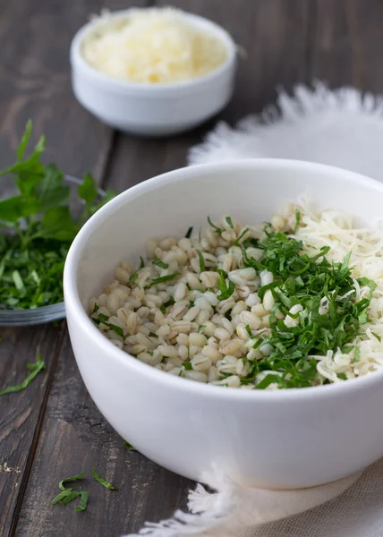 Perla de cebada con queso y hierbas — Foto de Stock