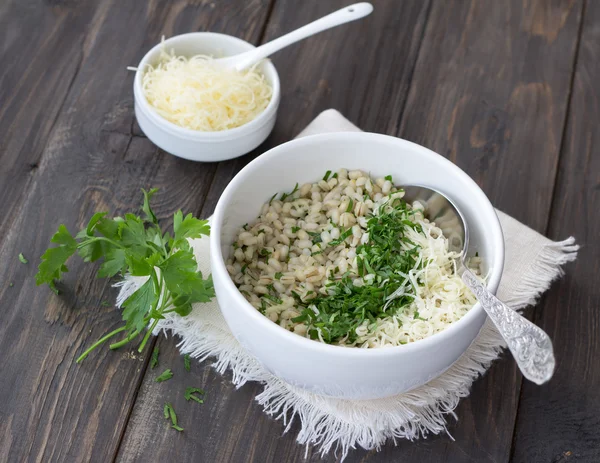 Perla de cebada con queso y hierbas — Foto de Stock