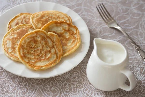 Versgebakken pannenkoeken met zure room — Stockfoto