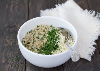 Peynir ve otlar ile Pearl arpa