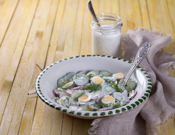 Салат из редиса, огурца и яйца — стоковое фото