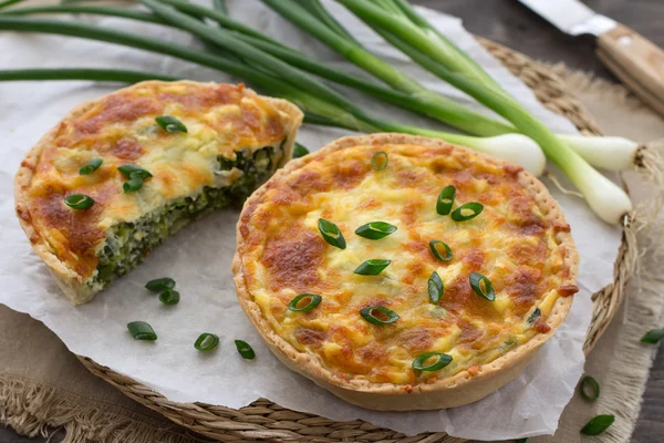 Mini quiche com cebola verde e queijo — Fotografia de Stock