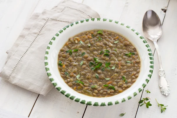 Чечевичный суп с тимьяном — стоковое фото