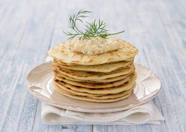 Yumurta sosu ve dereotu ile düz ekmek