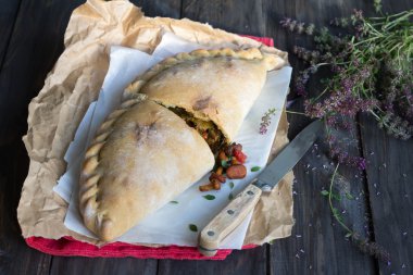 İtalyan pizza calzone ahşap yüzeye