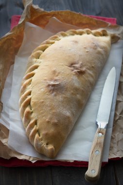 İtalyan pizza calzone ahşap yüzeye