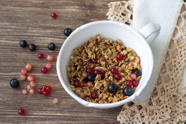 Fındık, tohumlar, bal ve taze çilek ile ev yapımı granola