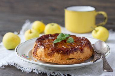 Karamel ile ev yapımı elma pasta