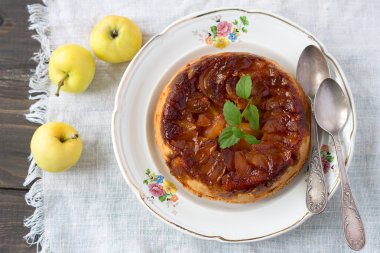 Karamel ile ev yapımı elma pasta