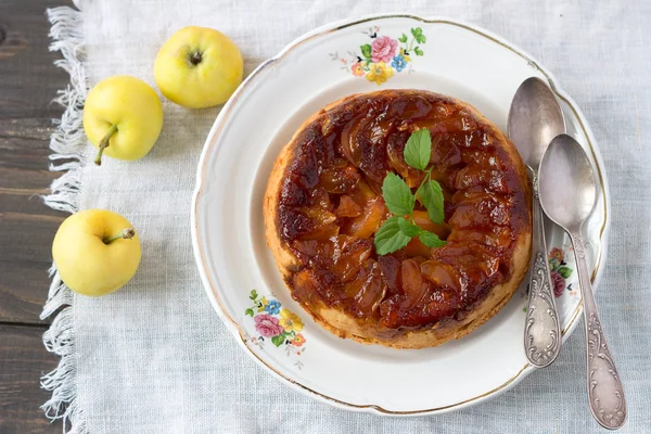 Homemade apple pie with caramel — Stock Photo, Image