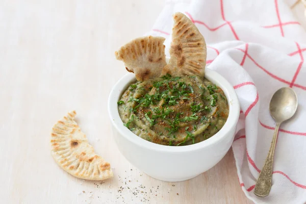 Auberginendip mit Petersilie und Vollkornfladenbrot — Stockfoto