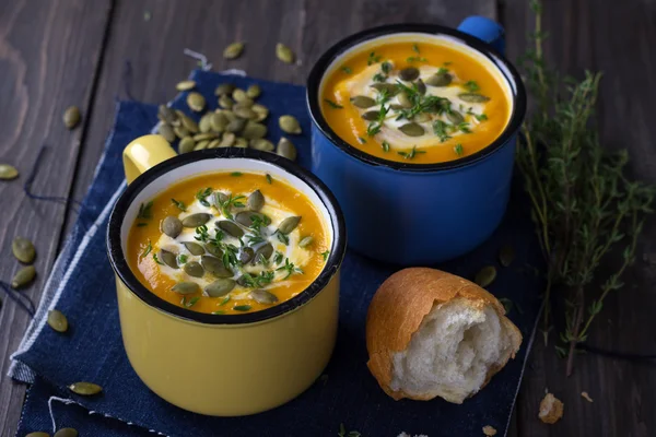 Dýňová polévka v barevné hrnky — Stock fotografie