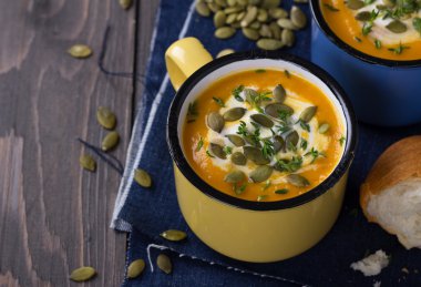 Renkli bardak kabak çorbası