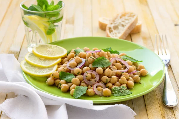 Nane ve baharat vejetaryen nohut salatası