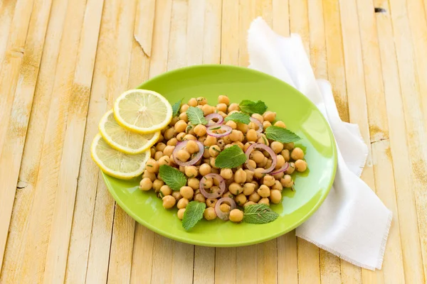 Ensalada de garbanzos vegetarianos con menta y especias — Foto de Stock