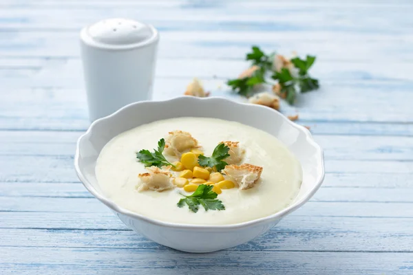 Soupe à la crème de légumes au maïs, croûtons et persil — Photo