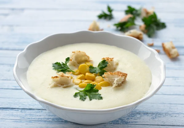 Mısır, kruton ve maydanoz ile kremalı sebze çorbası