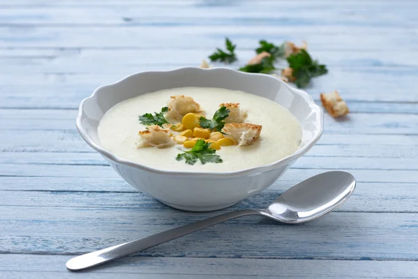 Mısır, kruton ve maydanoz ile kremalı sebze çorbası