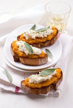 Bruschetta kabak püresi, ricotta ve adaçayı ile