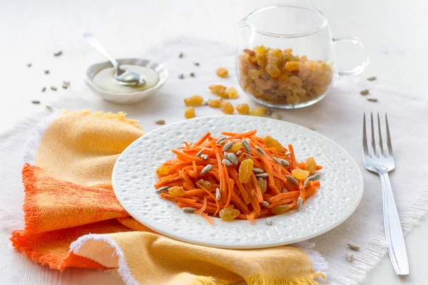 Ensalada de zanahoria con pasas, semillas de girasol y miel — Foto de Stock