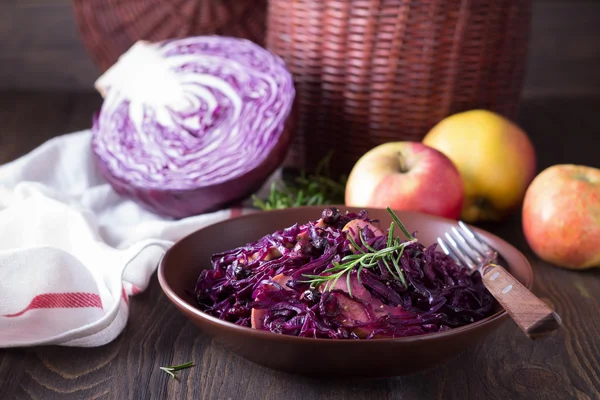 Spicy red cabbage stewed with apples and blackcurrant — Stock Image Spicy red cabbage stewed with apples and blackcurrant Stock Picture