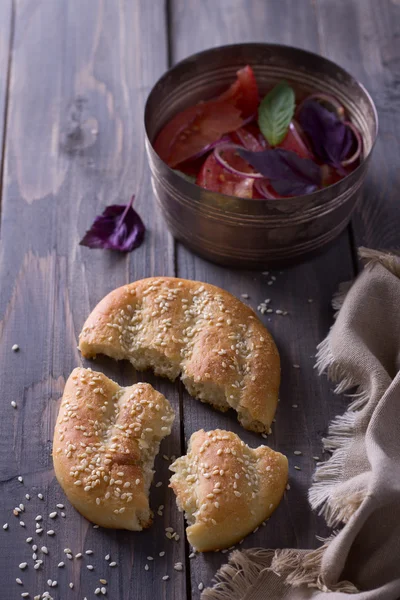 Pan plano de sésamo con ensalada de tomates —  Fotos de Stock