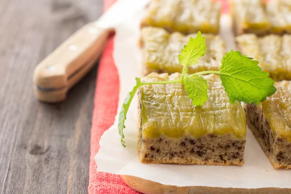 Домашний ревеневый пирог с грецкими орехами — стоковое фото