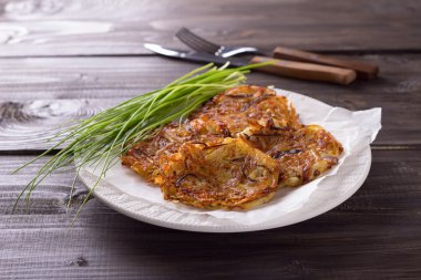 patates börek baharat ve kırmızı soğan ile