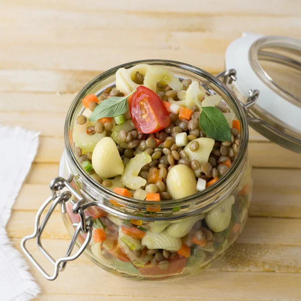 Tarro con ensalada de verduras, pasta y lentejas — Foto de Stock