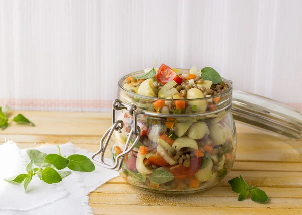 Tarro con ensalada de verduras, pasta y lentejas — Foto de Stock