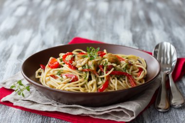 Makarna pişmiş tatlı biber, sarımsak, bitki yağı ve çam fıstığı