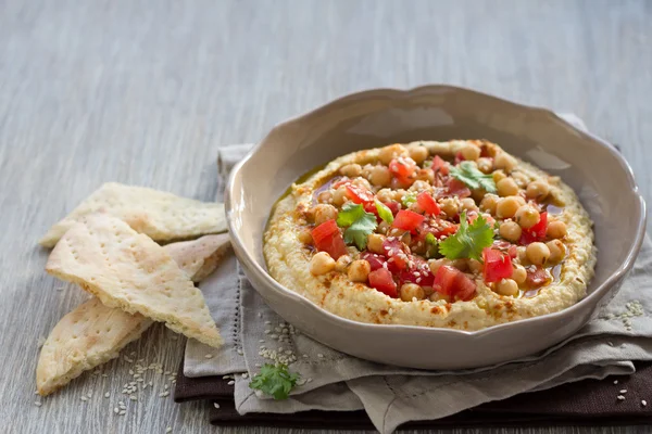 Hummus con insalata di pomodoro, cipolla e coriandolo — Foto Stock