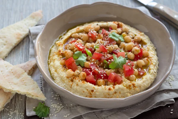 Hummus con insalata di pomodoro, cipolla e coriandolo — Foto Stock