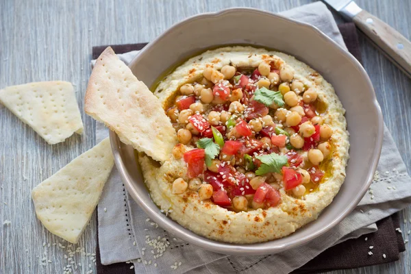 Hummus con insalata di pomodoro, cipolla e coriandolo — Foto Stock