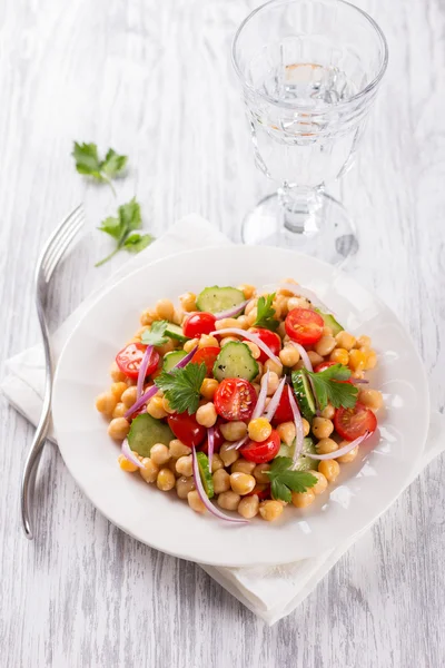 Ensalada saludable de garbanzos con verduras —  Fotos de Stock