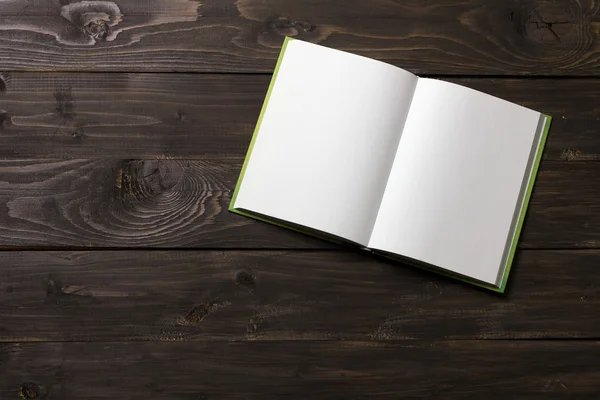 Koyu ahşap arka plan üstünde defter