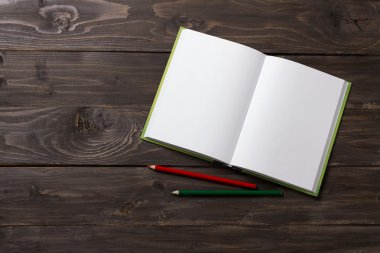 Koyu ahşap arka plan üstünde defter