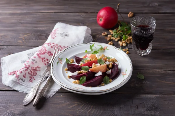 Pancar salatası elma, ceviz ve beyaz peynir