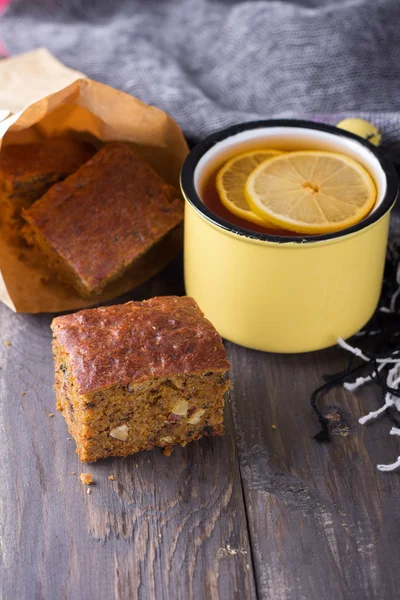 Homemade carrot and banana cake, a cup of tea with lemon — Stock Photo, Image