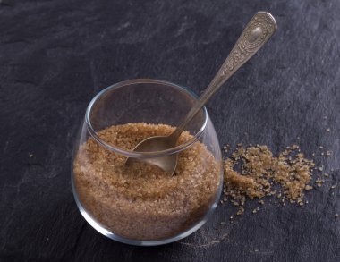 Şeyl arka plan üzerinde kahverengi şeker