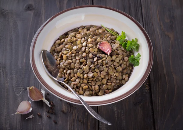 Gekookte linzen in een kom met knoflook — Stockfoto