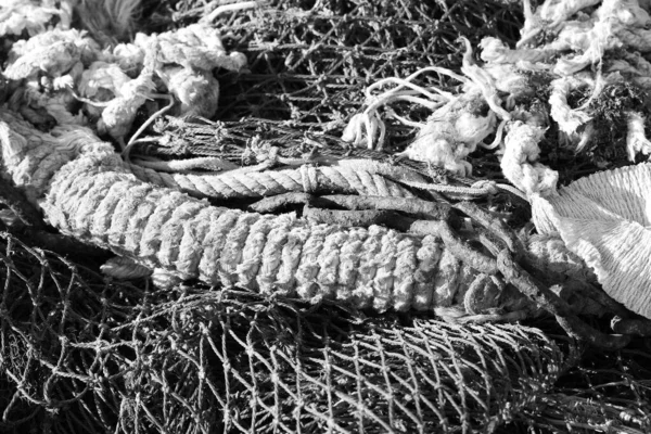 ロープや漁網の詳細黒と白の美術写真テクスチャでクローズアップ — ストック写真