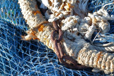Balık ağlarının, şamandıraların ve takımların odak noktası ve bulanıklığı, deniz dokularının fotoğraflanması