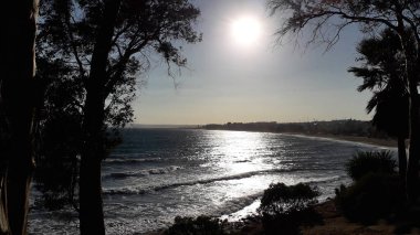 Akdeniz kıyısındaki denizde ay ışığının gece fotoğrafçılığı,