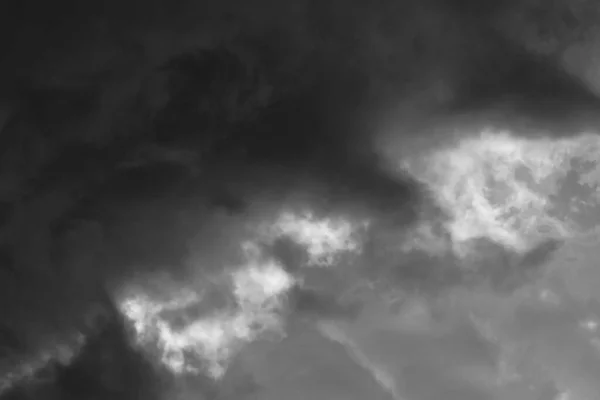Umělecká Černobílá Fotografie Bouřkových Mraků Při Západu Slunce — Stock fotografie